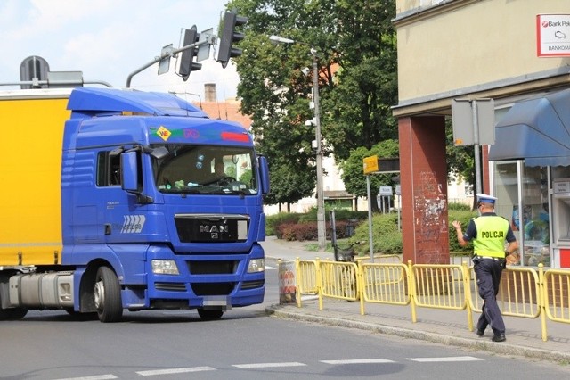 W Międzyrzeczu zmieniła się organizacja ruchu. Policjanci pomagają zdezorientowanym kierowcom.