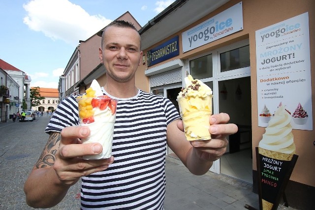 Michał Metryka, współwłaściciel Yoogoice zaprasza na mrożone jogurty w wersji naturalnej i smakowej do lokalu przy ulicy Małej 5 w Kielcach.