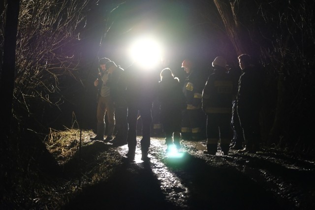 W poniedziałek jedna z rodzin w Babicach (gm. Krzywcza) w pow. przemyskim, zgłosiła policji zaginięcie 48-letniego mężczyzny. 48-latek w sobotę około godz. 19, wyszedł z domu i nie wrócił, nie skontaktował się także z rodziną. Z zebranych informacji wynikało, że ostatni raz widziany był wieczorem, w dniu zaginięcia. Gdy jego nieobecność przedłużała się, rodzina podjęła poszukiwania na własna rękę, a w poniedziałek poinformowała funkcjonariuszy.Zwłoki zaginionego w rowie melioracyjnym w Babicach, znaleźli policjanci z Dubiecka. Zwłoki z wody wyciągnęli strażacy z OSP Babice.- Wstępne ustalenia nie wskazywały na udział osób trzecich. Decyzją prokuratora ciało zmarłego zabezpieczono do dalszych badań - informuje sierż szt. Marta Fac z KMP w Przemyślu.Rodzina potwierdziła tożsamość zmarłego. Teraz policjanci pod nadzorem prokuratury wyjaśniają szczegółowe okoliczności zdarzenia oraz przyczyny śmierci mężczyzny.