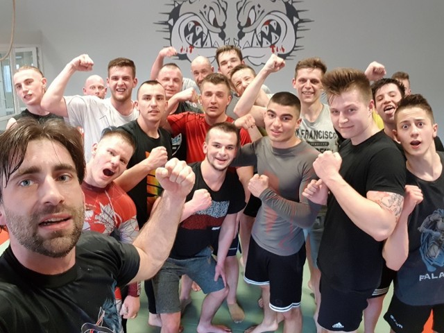 W Chojnicach powstał niedawno nowy klub - Centrum Sztuk Walki.  Założycielem i właścicielem jest Daniel Jetz, który szkoli w brazylijskim jujitsu. W klubie przy ul. Łużyckiej 1 co dzień popołudniami (od 16 do 21) odbywają się jakieś zajęcia. Grafik jest wypełniony. Wśród trenerów są także Piotr Gruchała - bokser, Waldemar Banaszak - judoka, który prowadzi zajęcia krav maga i sztuk walki, a także Dawid Pułkownik - prowadzący zajęcia z MMA. Pomaga Mieczysław Gruchała, były pięściarz - honorowy prezes.- Budujemy frekwencję, z kopyta nic nie ruszy, ale już jestem bardzo zadowolony z aktywności - mówi Daniel Jetz, który w sześć lat zdobył brązowy pas jujitsu. - Mamy do dyspozycji na piętrze 300 m kwadratowych, 90 m kw mat do  judo i jujitsu, stacje do  boksu oraz mapy crossfitowe.  Warto zacząć treningi, bo zapewniają nie tylko rozwój fizyczny, ale też mentalny.- Nie ma w okolicy drugiego takiego miejsca - dodaje Daniel Jetz. - Ja od ośmiu lat trenuję jujitsu, a od pięciu myślałem o  tym, aby otworzyć taką szkółkę właśnie w Chojnicach. Rok temu wróciłem do Polski z Anglii. Przez dwa lata, gdy zjeżdżałem co dwa miesiące do Chojnic, nieodpłatnie nauczałem zawodników MMA. Budowałem grupę. Po powrocie trener sięgnął po dofinansowanie unijne, kupił maty i otworzył klub. - Od razu przyłączyła się do  mnie grupa, którą wcześniej szkoliłem i poszło z górki - mówi Daniel Jetz. - Zacząłem pozyskiwać najlepszych trenerów, takich jak Waldemar Banaszak - wielokrotny medalista mistrzostw Polski i imprez międzynarodowych, zaczęliśmy współpracę, jeździ-my na  imprezy i pokazujemy się. Wśród uczniów są osoby nie tylko z Chojnic, ale też dojeżdżające z okolic: Tucholi, Sępólna Krajeńskiego czy Człuchowa. W nowym klubie będzie można liczyć na porady popularnego chojnickiego trenera Kazimierza Poterackiego, który od 60 lat działa w sporcie.- Chcą założyć sekcję bokserską, więc pomagam - mówi Poteracki. - Ktoś w klubie planuje zrobić uprawnienia, mam nadzieję, że uda się i się rozkręci. Co mogę przekażę młodym ludziom i będę ich honorowo wspierał. Warunki do treningów są fajne, sale z potencjałem. Właściciel założył stowarzyszenie.- Chciałbym mieć możliwość sięgania po różne środki zewnętrzne, by realizować też projekty zaangażowane społecznie i angażujące innych, sięgać po  fundusze unijne i z grantów  - informuje Daniel Jetz. - Zaprosiłem do klubu burmistrza, obiecał nas odwiedzić. Liczę, że klubowi uda się pozyskać fundusze w samorządowych konkursach między innymi na  szkolenie dzieci i młodzieży - chcemy dla najmłodszych stworzyć darmowe zajęcia. Ponadto, szukamy sponsorów. Mamy jeszcze 300 metrów sali do wyremontowania, w  której chcemy szkolić w tradycyjnym dojo, może też rehabilitacyjną. Już współpracujemy z fizjoterapeuta zawodników Cezarym Ojdaną.   Obecnie w klubie też trenuje 10-osobowa grupa dzieci w  wieku od 6 do 12 lat. Są i niepełnosprawni w wieku 13-17 lat. - Myślimy, by wynajmować sale na zajęcia wuefu - dodaje Jetz. - Zainteresowana jest szkoła o profilu wojskowym z Kościer-skiej. Mogą u nas realizować zajęcia bojowe, korzystać z mat. My z kolei chcemy, by nasi zawodnicy uczestniczyli w zawodach, aby móc konfrontować  się z innymi, promować miasto. Liczymy też, że przyłączy się więcej pań - na razie trenują dwie - jujitsu i boks. Myślimy też o samoobronie i jodze. Jak zabezpieczyć mieszkanie podczas urlopu?