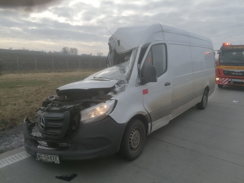 Na autostradzie A4 bus wbił się w tył naczepy tira.