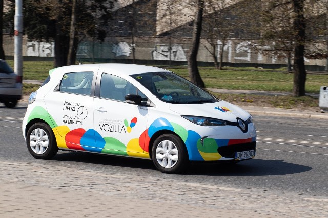 Elektromobilność. Gdy kolejne miasta, same lub we współpracy z partnerami prywatnymi, uruchamiają sieci wypożyczania samochodów elektrycznych, Kraków stoi w miejscu. Udostępnienie mieszkańcom elektrycznego carsharingu albo tworzenie punktów ładowania samochodów elektrycznych to działania już teraz prowadzone przez miasta. Przykładami dobrych praktyk mogą pochwalić się Wrocław, Trójmiasto, Łódź czy Warszawa. We Wrocławiu miejska wypożyczalnia aut elektrycznych działa już od 2017 roku