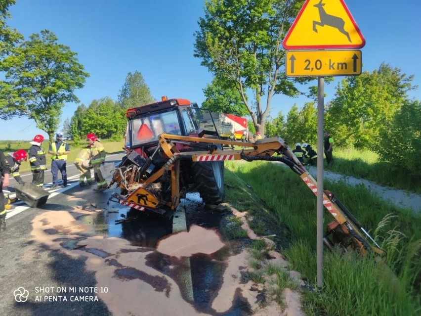 Wypadek na krajowej "74". W Przełomie ciężarówka uderzyła w dwa ciągniki (ZDJĘCIA)