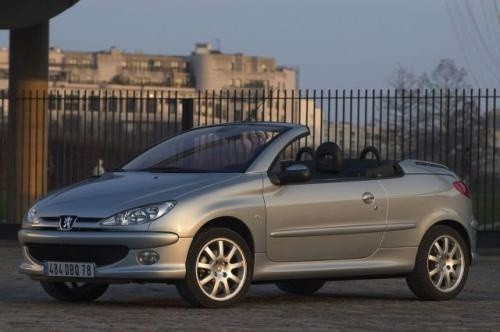Fot. Peugeot: Jeden z najtańszych coupe-kabrioletów –...