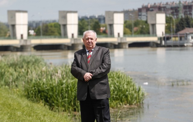 - W rejonie ujęcia wody Wisłok ma zaledwie 40 cm głębokości. Jeśli nic w tej sprawie się zmieni, jakość wody jeszcze bardziej się pogorszy - mówi Adam Węgrzyn.