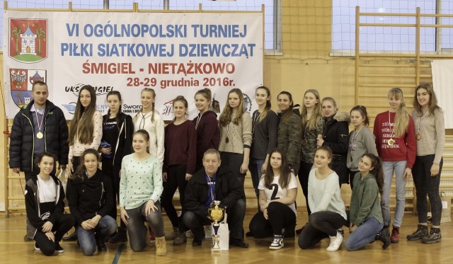 Wspólne zdjęcie juniorek i kadetek SKF Politechniki Poznańskiej na turnieju w Nietążkowie