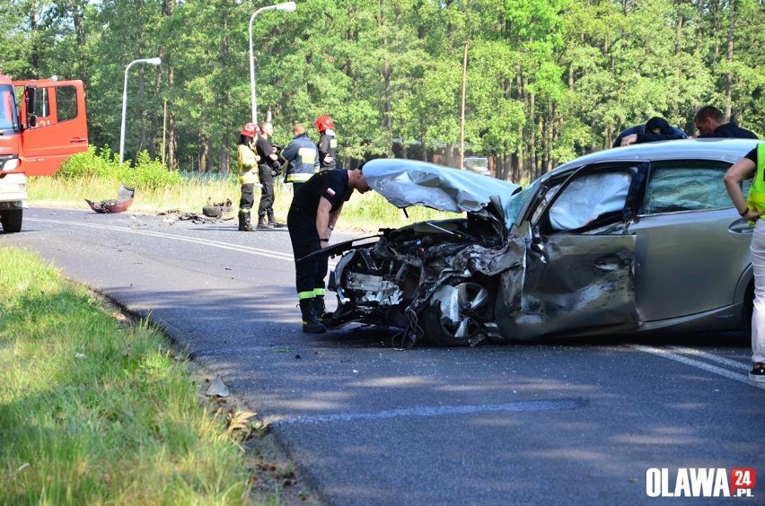 Czołówka dwóch samochodów pod Oławą          