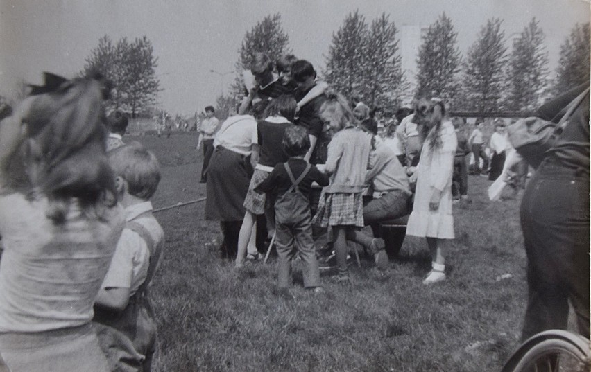 W Stargardzie w 1985 roku. Wielka zabawa osiedlowa na boisku trawiastym ARCHIWALNE ZDJĘCIA