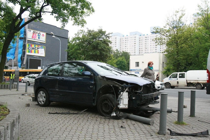 Dwa samochody zderzyły się pod Galerią Łódzką [ZDJĘCIA+FILM]