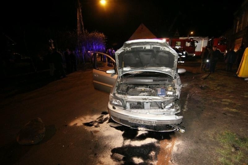 Wypadek w Świniarach. Opel wiozący 7 osób wypadł z drogi i uderzył w audi (ZDJĘCIA)