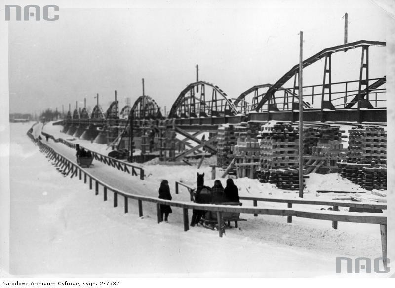 Odbudowa mostu kolejowego na Narwi pod Ostrołęką – 1940 rok....