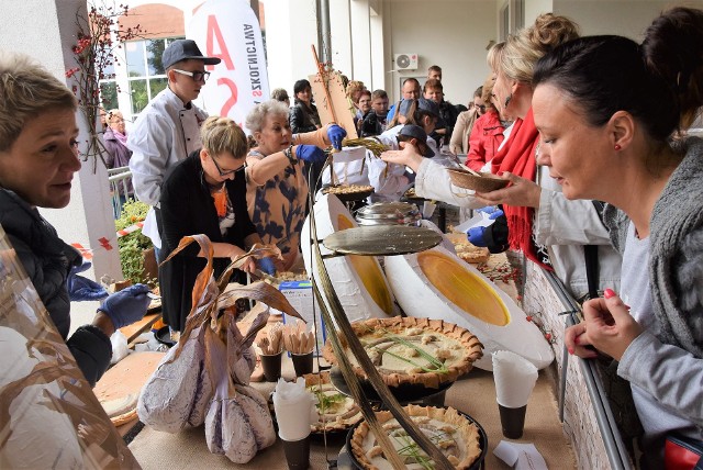 Smakosze licznie odwiedzili wczoraj Pijalnię Wód-Palmiarnię „Inowrocławianka”. Już po raz czwarty zorganizowano tam „Festiwal Żuru”.O tytuł „Mistrza Żuru 2017” walczyli zawodowi kucharze, uczniowie szkół ponadgimnazjalnych i gospodynie wiejskie. A oto reprezentowane przez nich firmy, instytucje i stowarzyszenia: Zespół Szkół Ponadgimnazjalnych nr 2 („Gastronomik”), Akademia Szkolnictwa AS, Restauracja „Solankowa 44”, Restauracja „Stara Apteka”, Spółdzielnia Socjalna „Twoje Smaki”, Catering Mariusz Bąkowski, Stowarzyszenie Kobiet Wiejskich Gminy Inowrocław i Gościniec „Perła Korytkowa”. Oceny zup dokonał zespół w składzie: Elżbieta Piniewska, radna wojewódzka, Agnieszka Chrząszcz- Stajszczak, rzecznik prasowa inowrocławskiego ratusza, Tomasz Marcinkowski, przewodniczący Rady Miejskiej i Marek Gerus, wiceprezes Przedsiębiorstwa Gospodarki Komunalnej i Mieszkaniowej. Tytuł „Mistrza Żuru 2017” wywalczyła zupa przygotowana przez Restaurację „Solankowa 44”.