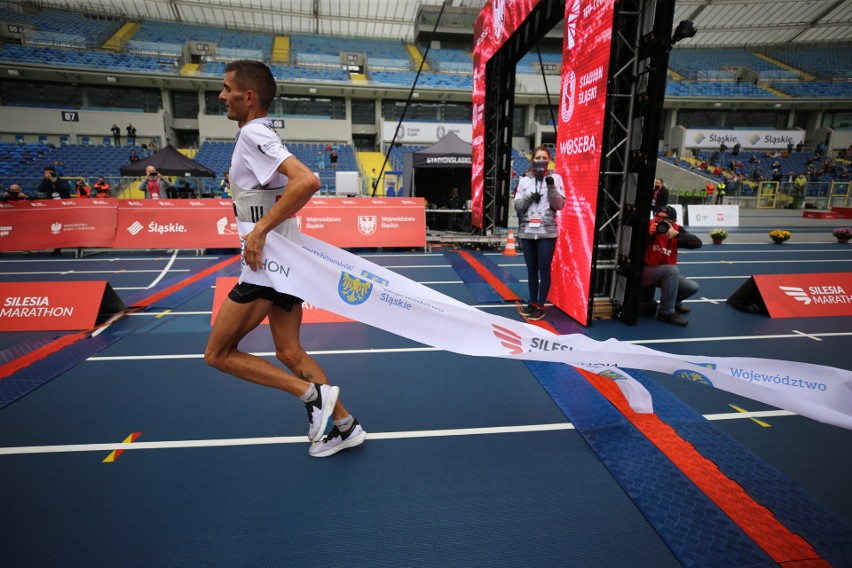 Najlepsi biegacze Silesia Marathonu na mecie na Stadionie...