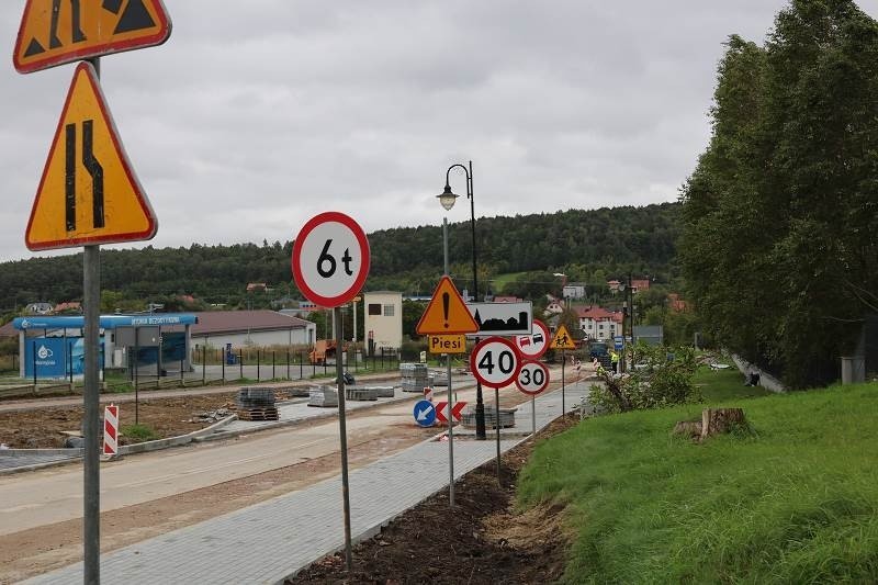 Drogowa rewolucja w Chęcinach! Powstają dwa ronda, budują kanalizację. Kierowcy muszą liczyć się z dużymi utrudnieniami w ruchu (ZDJĘCIA)