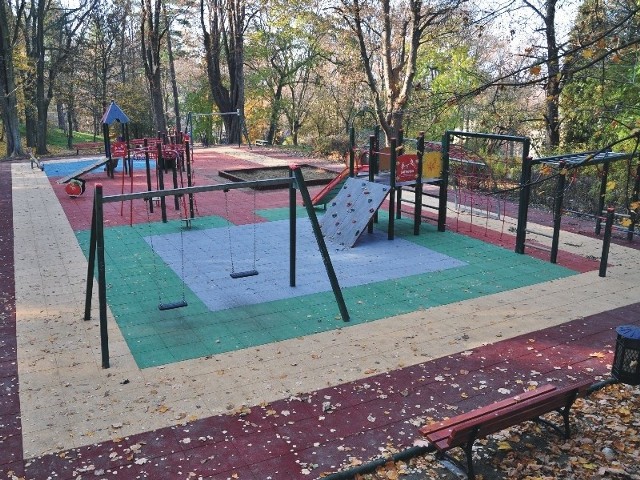 Wyremontowany plac zabaw dla dzieci.