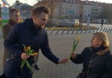 Dzień Kobiet w Białymstoku. Krzysztof Truskolaski rozdawał kwiaty białostoczankom (zdjęcia)