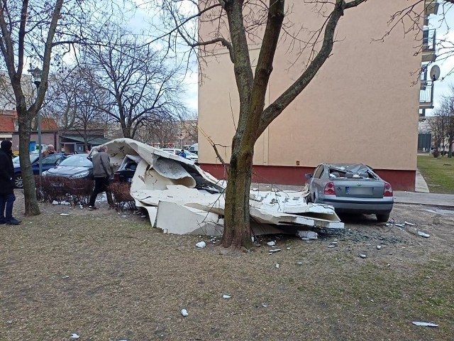 Wiatr zerwał elewację z bloku przy Towarowej w Białymstoku. Zmiażdżyła trzy samochody
