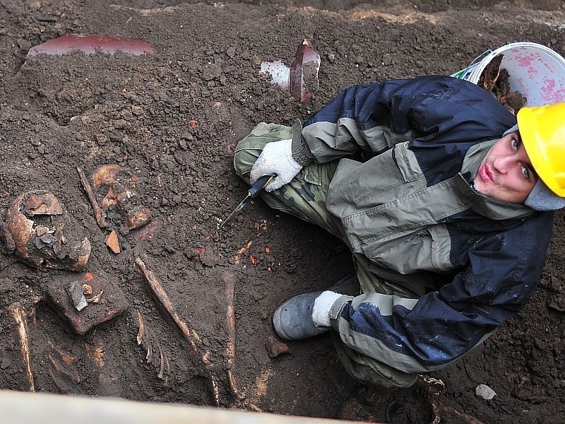 Na Mostowej w Bydgoszczy archeolodzy odkryli kolejne szkielety [zdjęcia]