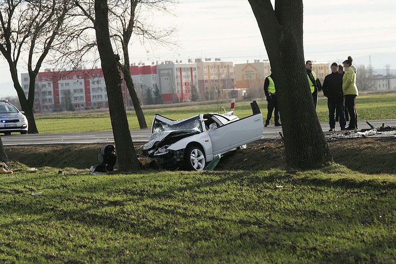 Śmiertelny wypadek na wyjeździe z Jawora. Czołowe zderzenie....