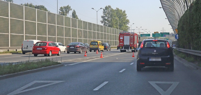 Wypadek w Katowicach za tunelem zablokował ruch....
