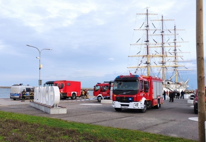 Gdynia. Kierowca samochodu osobowego wjechał do basenu...