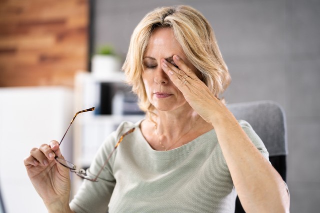 Poznaj najczęstsze przyczyny bólu oczu oraz sprawdź, jak im zapobiegać.