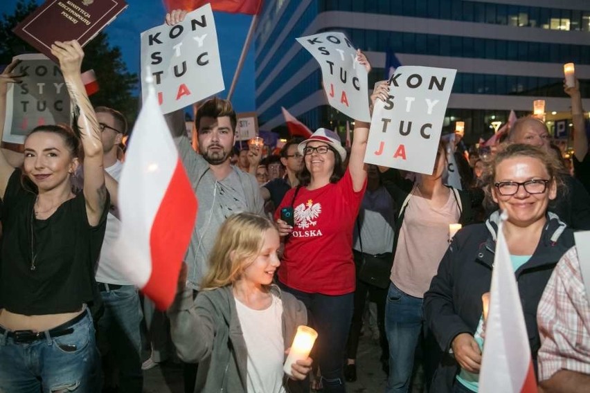 Kraków. Kolejny dzień protestów. Tym razem pod hasłem "Idziemy po trzecie VETO" [ZDJĘCIA]