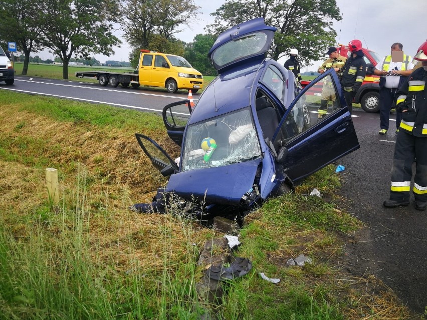 Poważny wypadek na drodze z Wrocławia do Świdnicy. Toyota wpadła do rowu i uderzyła w przepust (ZDJĘCIA)