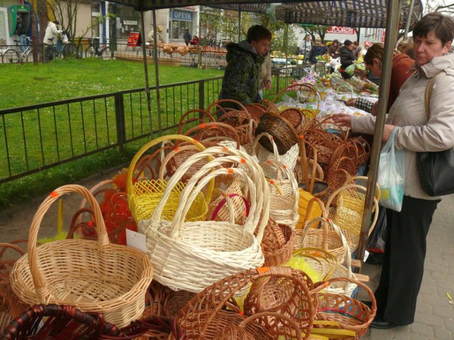 Koszyki na święcone pożywienie na targu w Stalowej Woli.