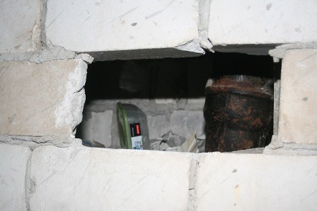 Narkotyki były ukryte w piwnicy w schowku za cegłą.    