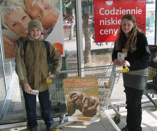 Małgosia i Artur z Gimnazjum nr 2 w Tarnobrzegu, dyżurowali wczoraj przy koszach w markecie przy ulicy Kopernika. W zbiórce żywności organizowanej przez tarnobrzeski bank, uczestniczą już piąty raz.