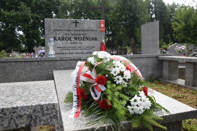W czwartek 15 lipca odbyło się oznaczenie grobu ks. Karola Woźniaka znakiem "Tobie Polsko". Za jakie zasługi został oznaczony powstaniec śląski?Zobacz kolejne zdjęcia. Przesuwaj zdjęcia w prawo - naciśnij strzałkę lub przycisk NASTĘPNE