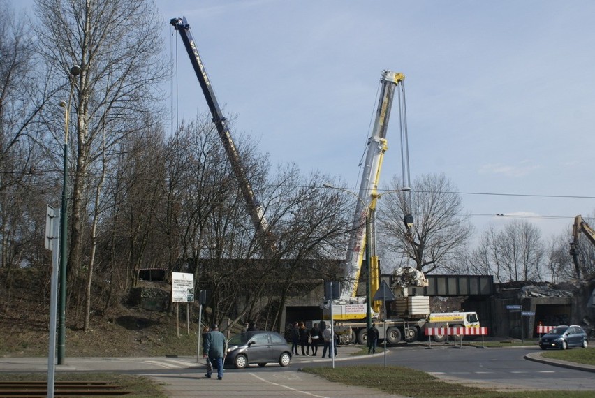 Trwa wyburzanie starego wiaduktu kolejowego nad ulicą...