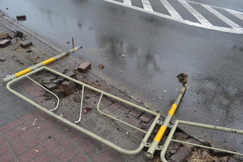 Uszkodzone barierki leżały zarówno na chodniku jak i na...