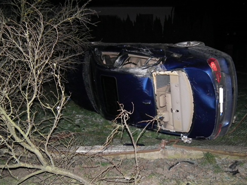 Podborze. BMW wypadło z drogi, zniszczyło ogrodzenie i zakończyło jazdę na prywatnej posesji. 5.02.2023. Kierowca stanie przed sądem