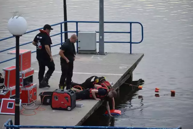 W sobotę po godz. 17 strażacy otrzymali zgłoszenie o mężczyźnie, który wszedł do Jeziora Durowskiego i zniknął.