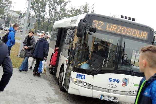 Czytelnik z Wrzosów skarży się na problemy z linią 32. Przewoźnik przekonuje, że kursy realizowane są planowo