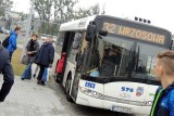 Toruń. Autobus MZK się spóźnia, pasażerowie czekają na przystankach bez wiat