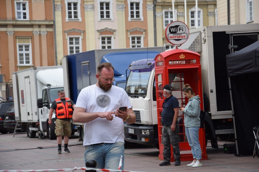 Ekipę filmowców można spotkać m.in. przy dworcu PKP w Opolu,...