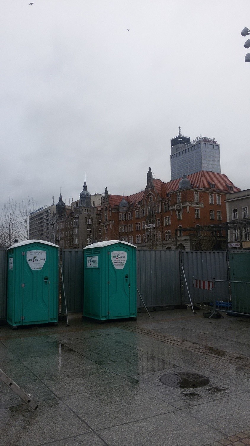 Rynek w Katowicach nie ma toalety publicznej. Stoją tylko...