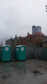 Rynek w Katowicach bez szaletu miejskiego. Komu podobają się plastikowe toalety?