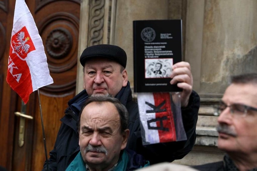 Kraków. Mocny protest środowisk kombatanckich ws. pomnika AK. Chcieli dostać się na salę obrad rady miasta. "Precz z komuną!" [ZDJĘCIA]