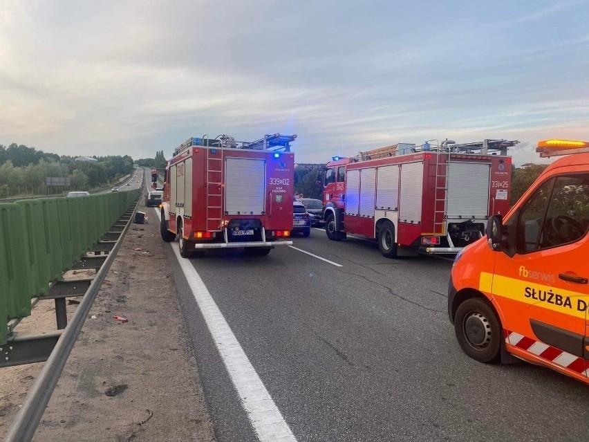 Wypadek w Juszkowie. Zderzyły się trzy samochody, jedna osoba trafiła do szpitala 