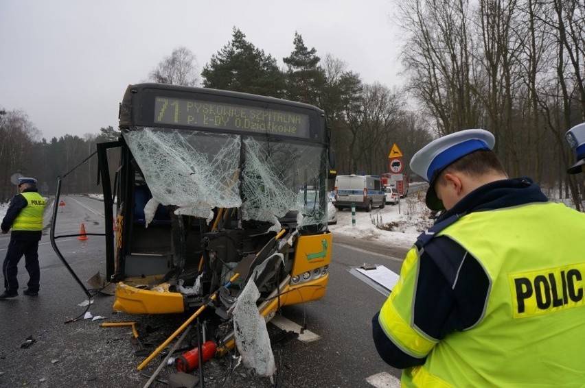 Wypadek autobusu w Gliwicach. 7 osób rannych. Kierowca TiRa...