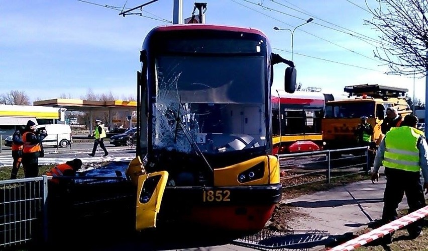 Wypadek na Zgierskiej. Ciężarówka uderzyła w tramwaj. 2 osoby poszkodowane [ZDJĘCIA+FILM]