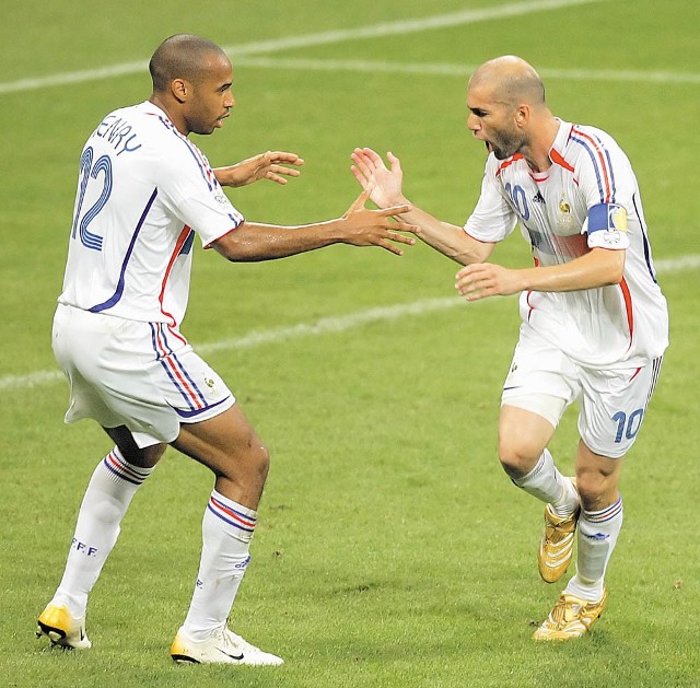 Thierry Henry (z lewej) wywalczył dla Francji rzut karny, a Zinedine Zidane pewnie go wykorzystał i "Trójkolorowi"zagrają 9 lipca w Berlinie z Włochami w finale mistrzostw świata.