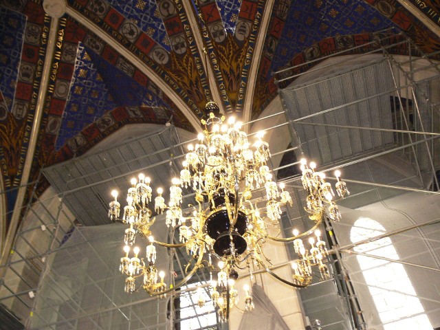 Podczas remontu zdecydowano o odczyszczeniu i konserwacji szklanego żyrandola wiszącego przed ołtarzem w nawie głównej Katedry.