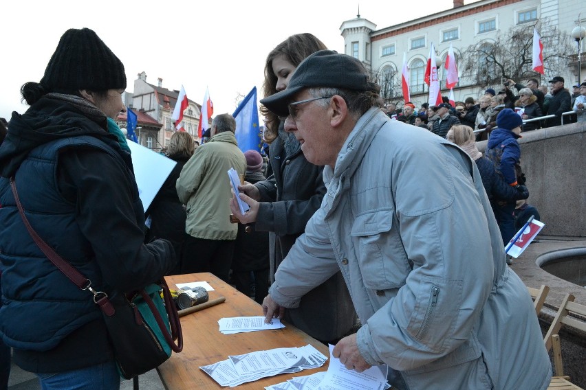 Manifestacja Komitetu Obrony Demokracji w Bielsku-Białej [ZDJĘCIA, WIDEO]