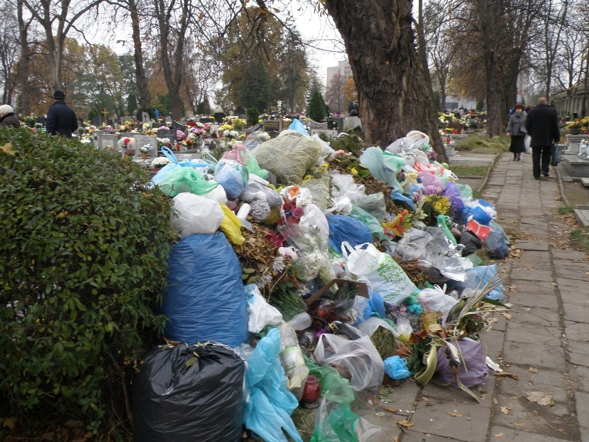 Śmieci zalegające na cmentarnych uliczkach