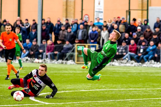 2018-03-10  zambrow pilka nozna iii liga olimpia lks 1926 lomza fot.wojciech wojtkielewicz/kurier poranny gazeta wspolczesna / polska press